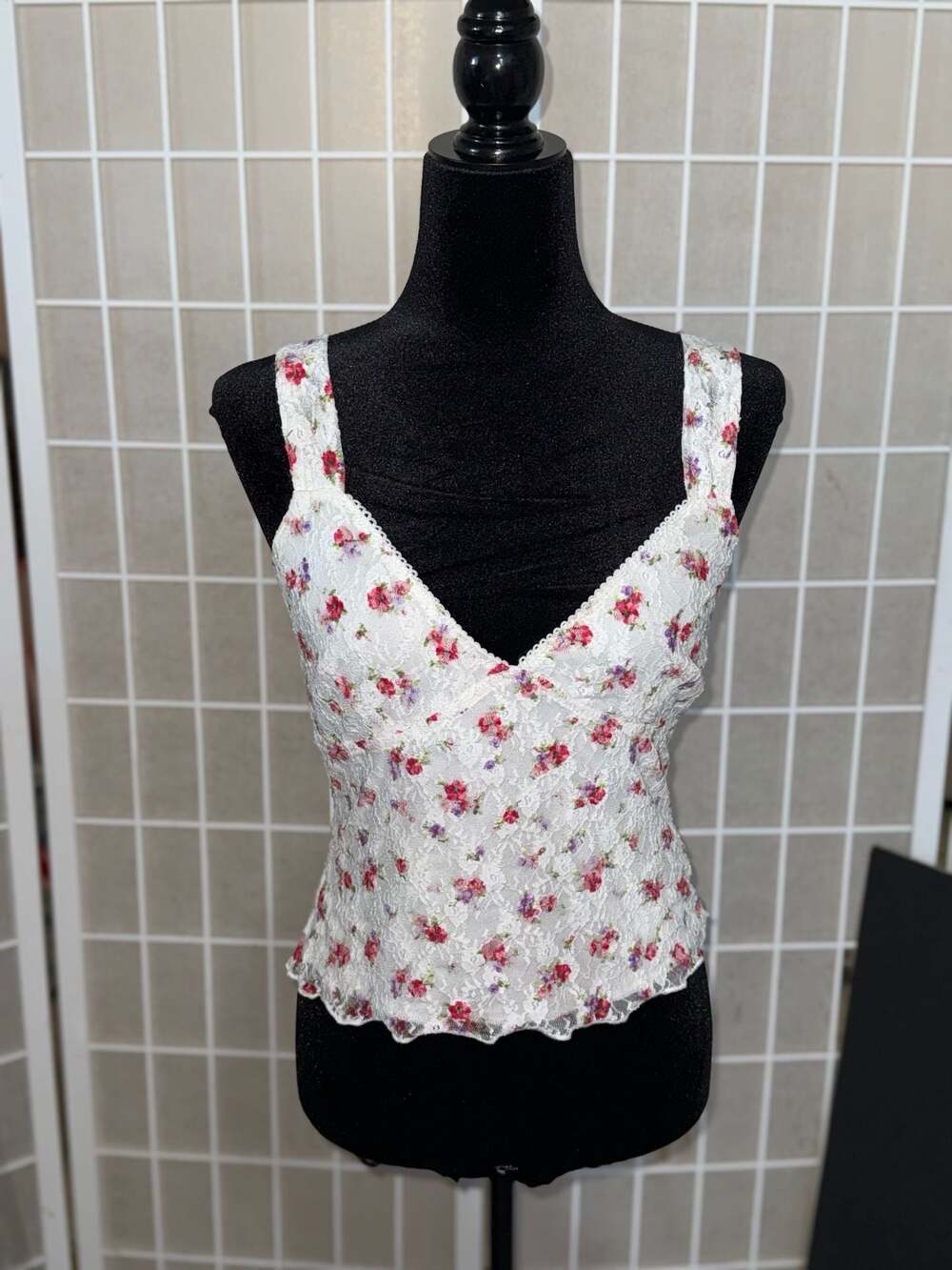 THIRTY/THIRTY Floral Lace V-Neck Cami Tank Top